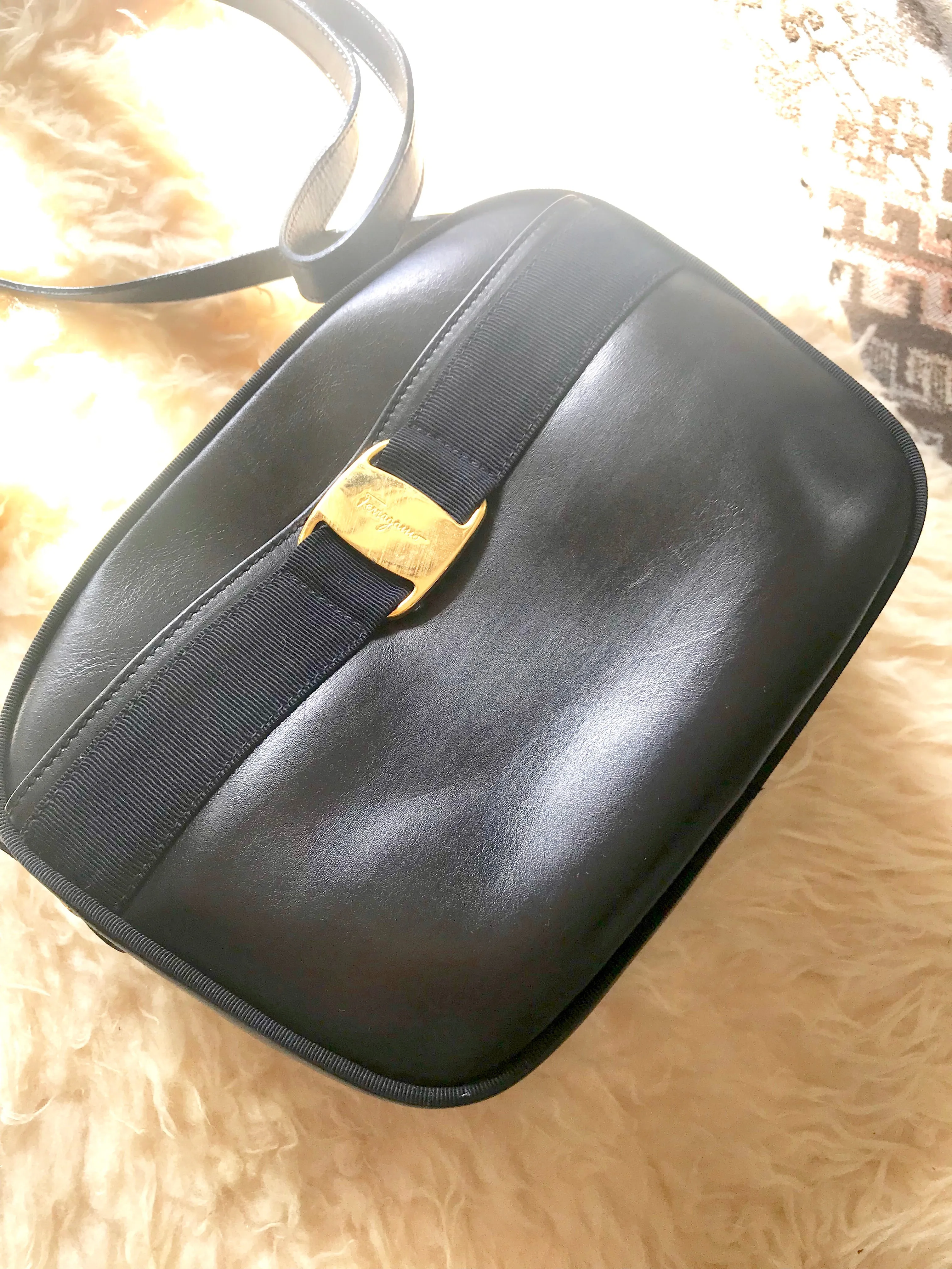 Vintage Salvatore Ferragamo dark navy leather shoulder bag with golden logo embossed motif from vara collection. Classic purse. 050406r7
